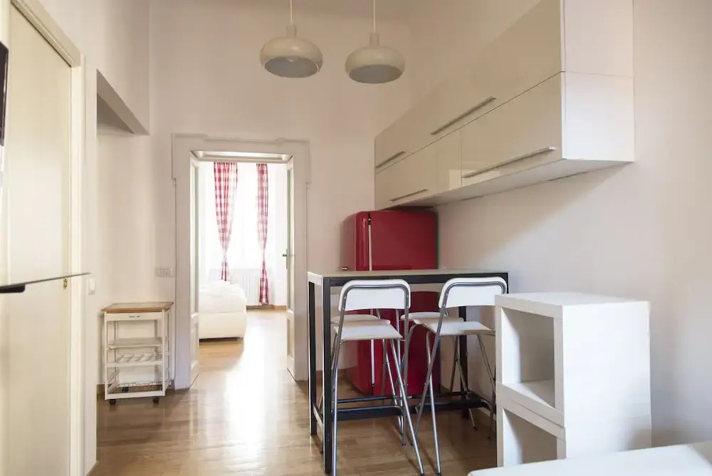 White and Clean Apartment near Metro MM1