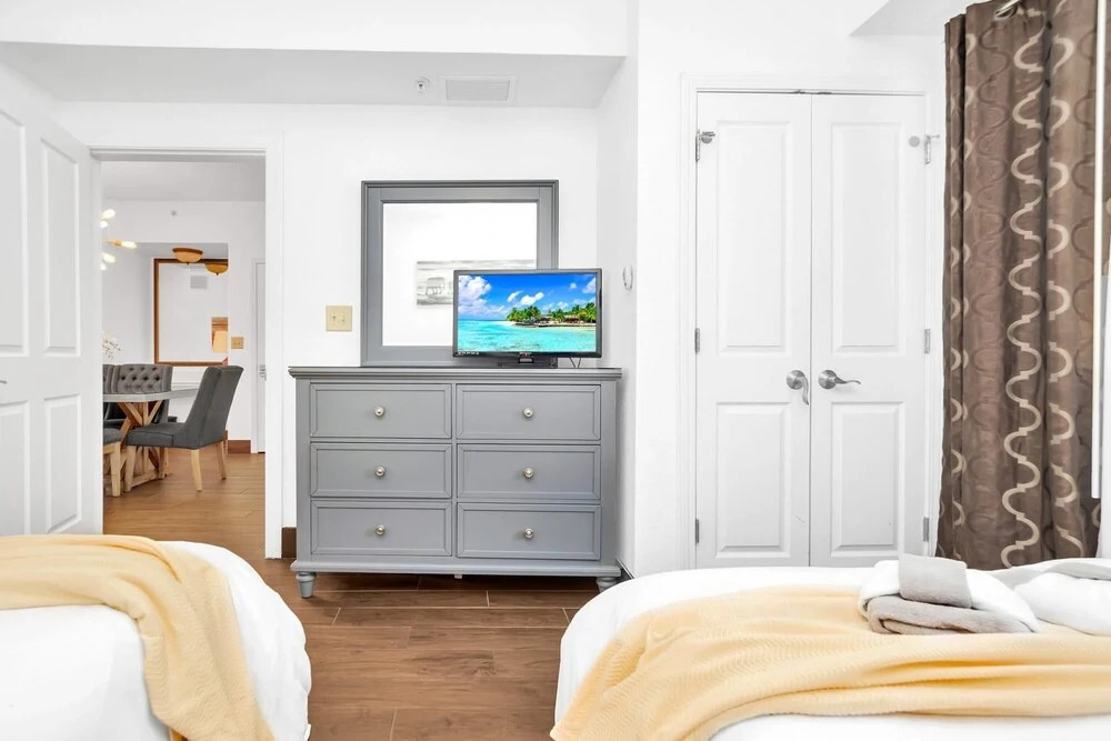 Beautiful Upgraded 2 BR Condo In Tourist District
