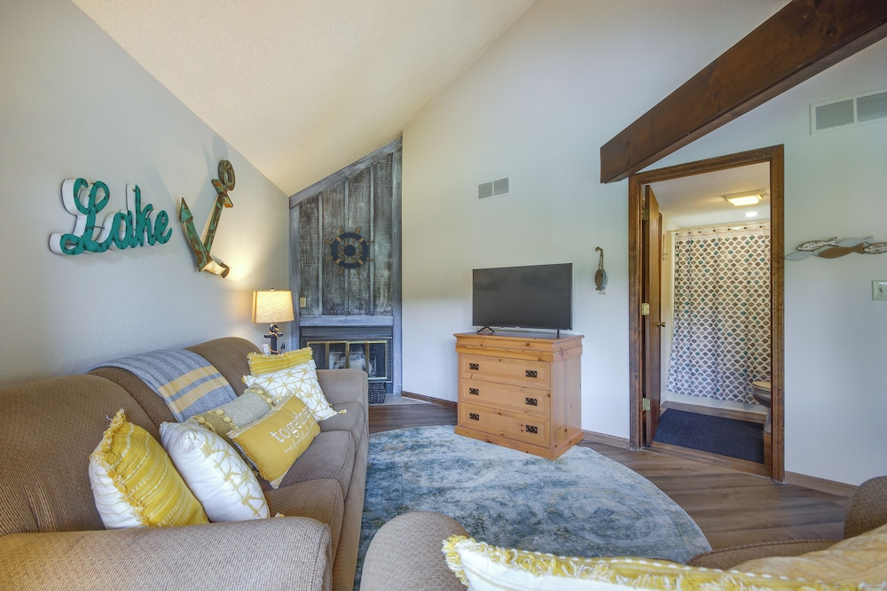 Lakefront Osage Beach Home w/ Community Pool!