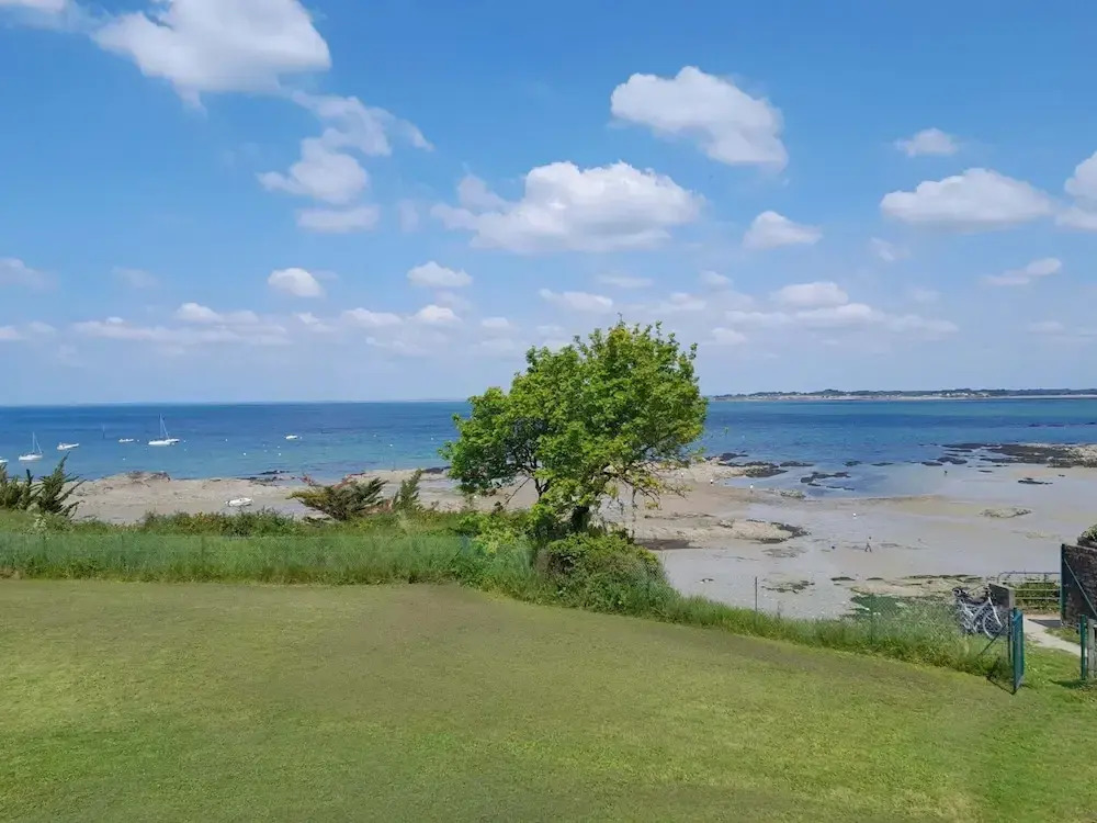 Lovely Apartment in a Prime Location With Direct Access to the Beach, Mesquer