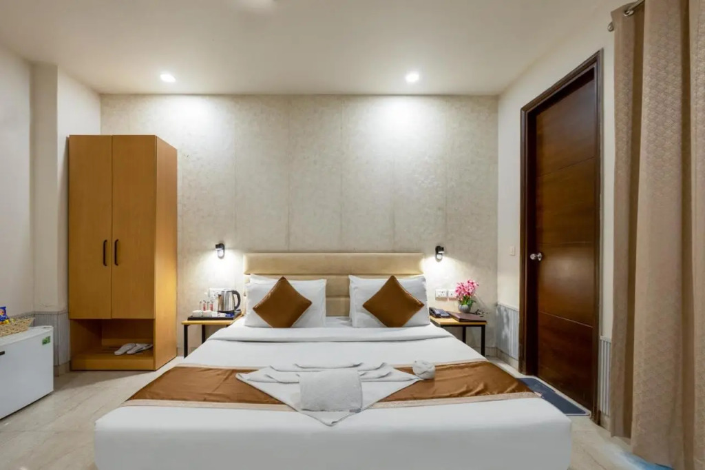 Aadat Hotel Subhash Chowk Gurgaon