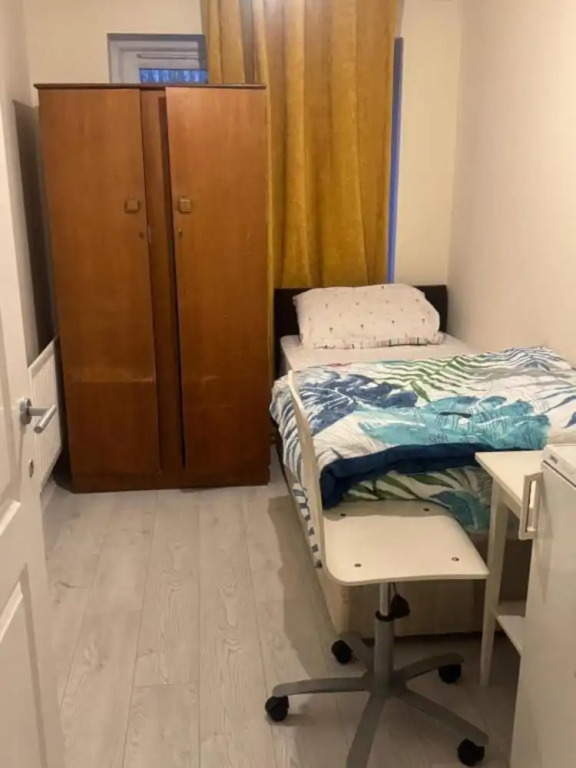 Komegloba Mega room, Moston Station