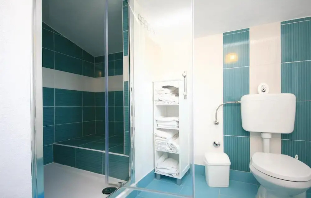 Awesome Home in Drinovci With Wifi and 5 Bedrooms