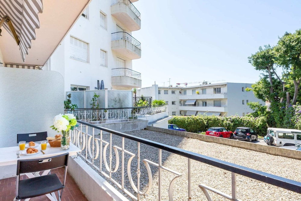 Charming Studio Apartment With Private Balcony in Cannes