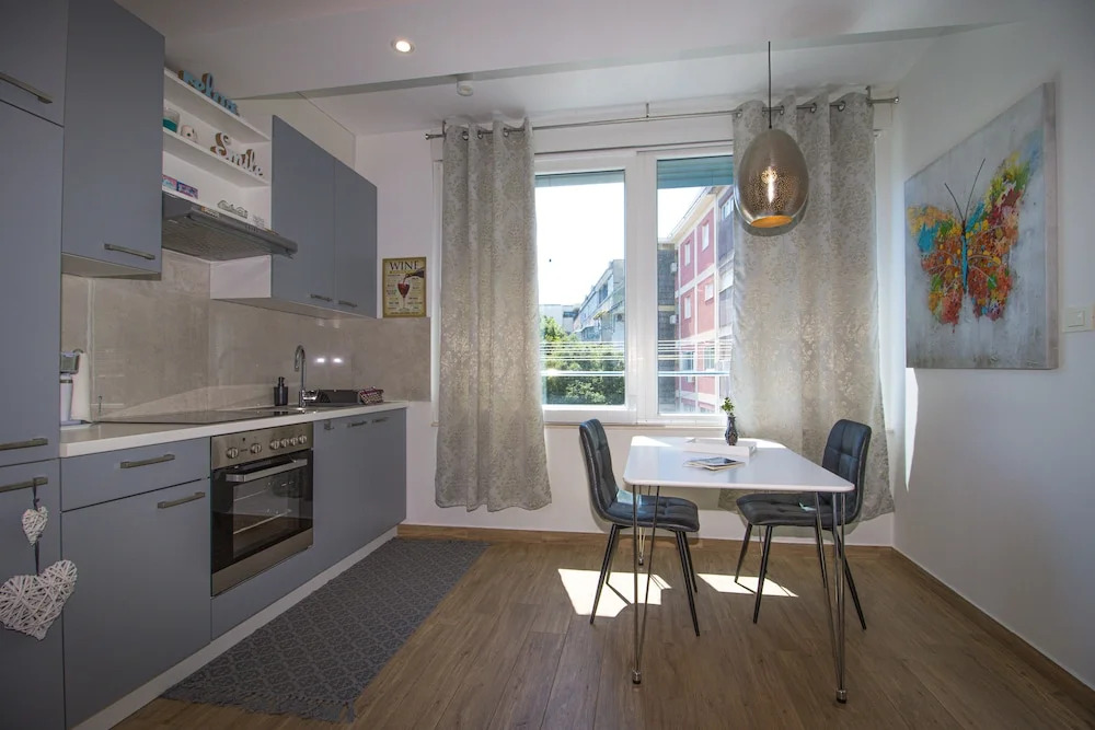 Brand New Suite next to Palace & Beach