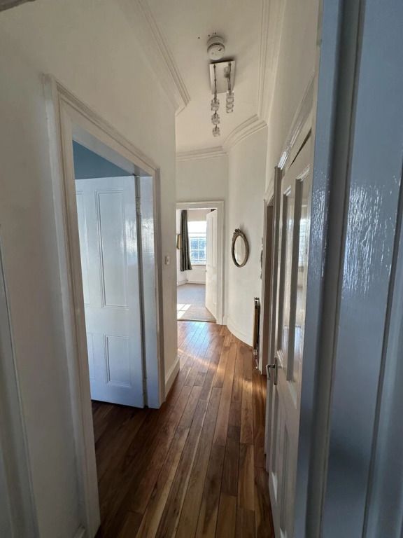 Charming 2-bedroom Apartment Located in Ayr