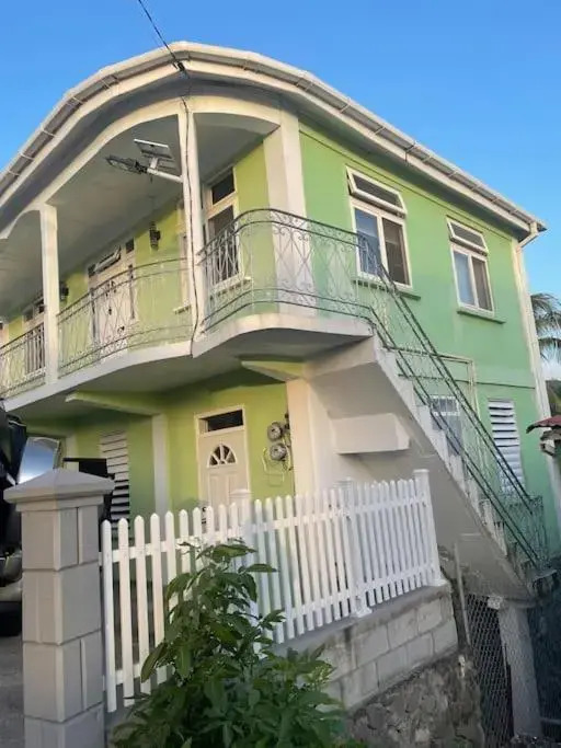 Spacious, Cozy Two Bedroom Apartment Overlooking the Beach