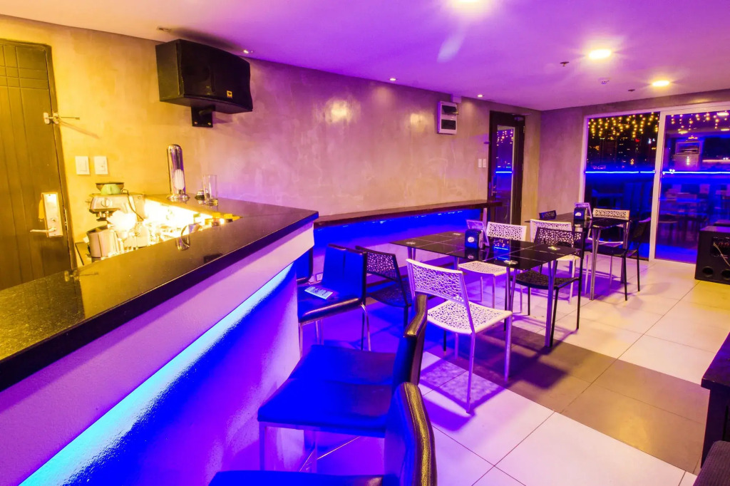 Jade Hotel and Suites