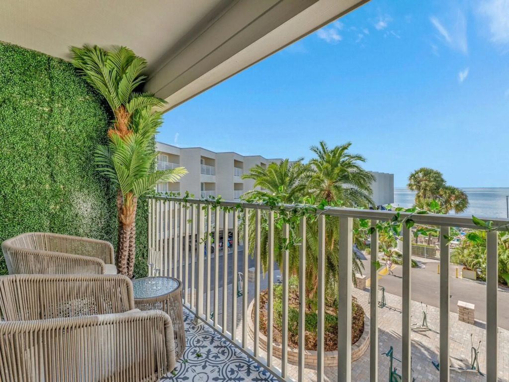 The Palm Exclusive Tropical Luxury on the Water