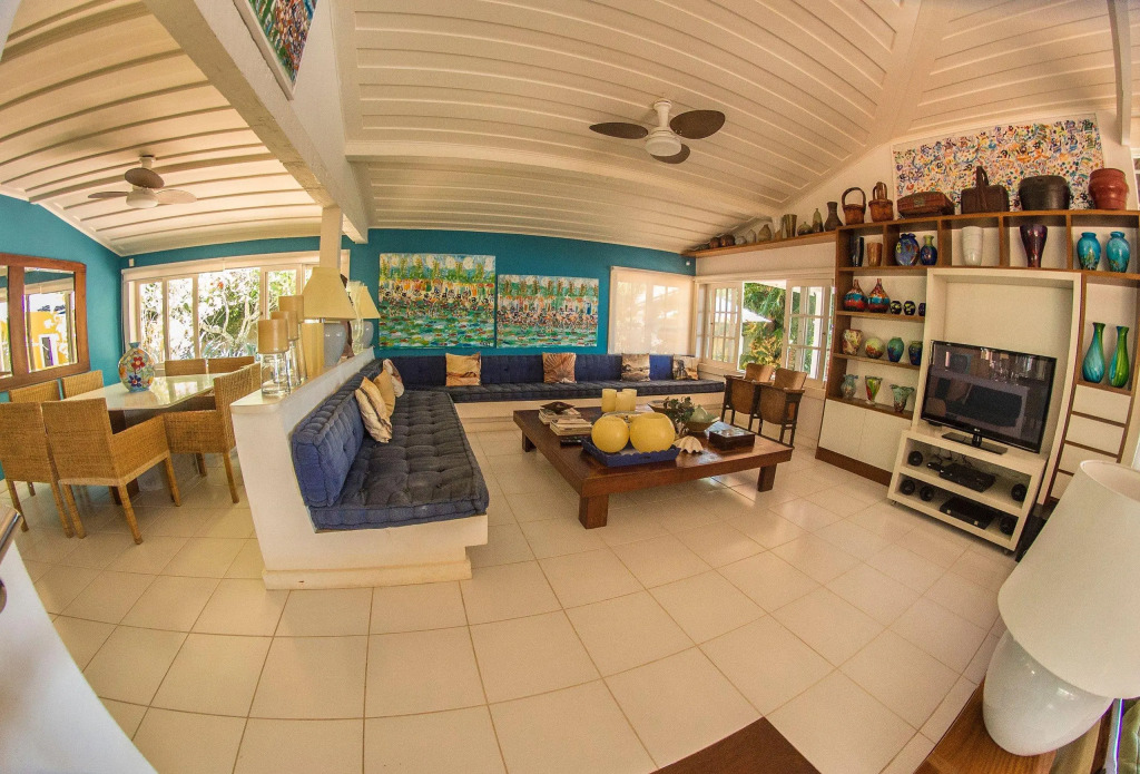 Deslumbrante Casa de Frente para Praia de Manguinhos com Seis Quartos