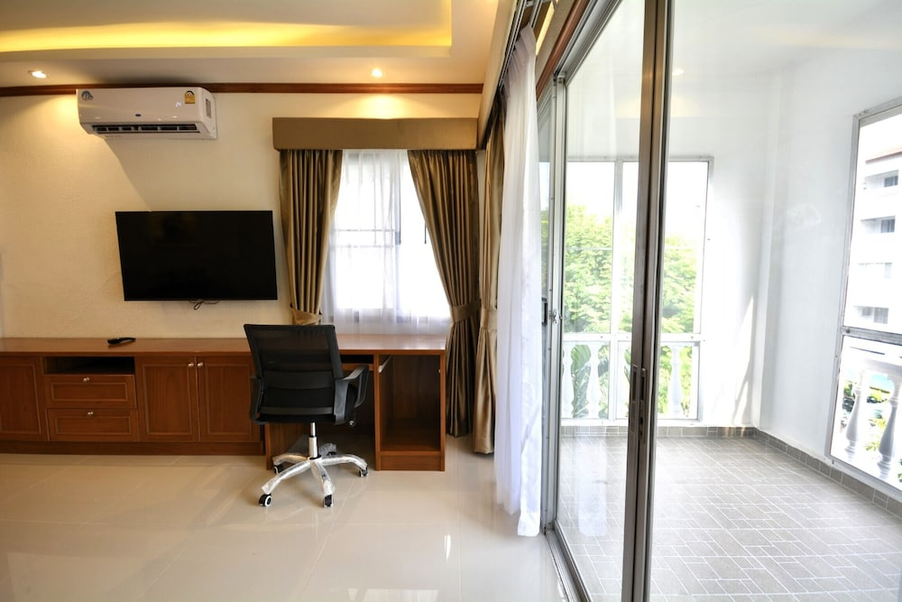 Spacious Corner 1-bedroom Condo With 2 Balconies - Baan Suan Lalana