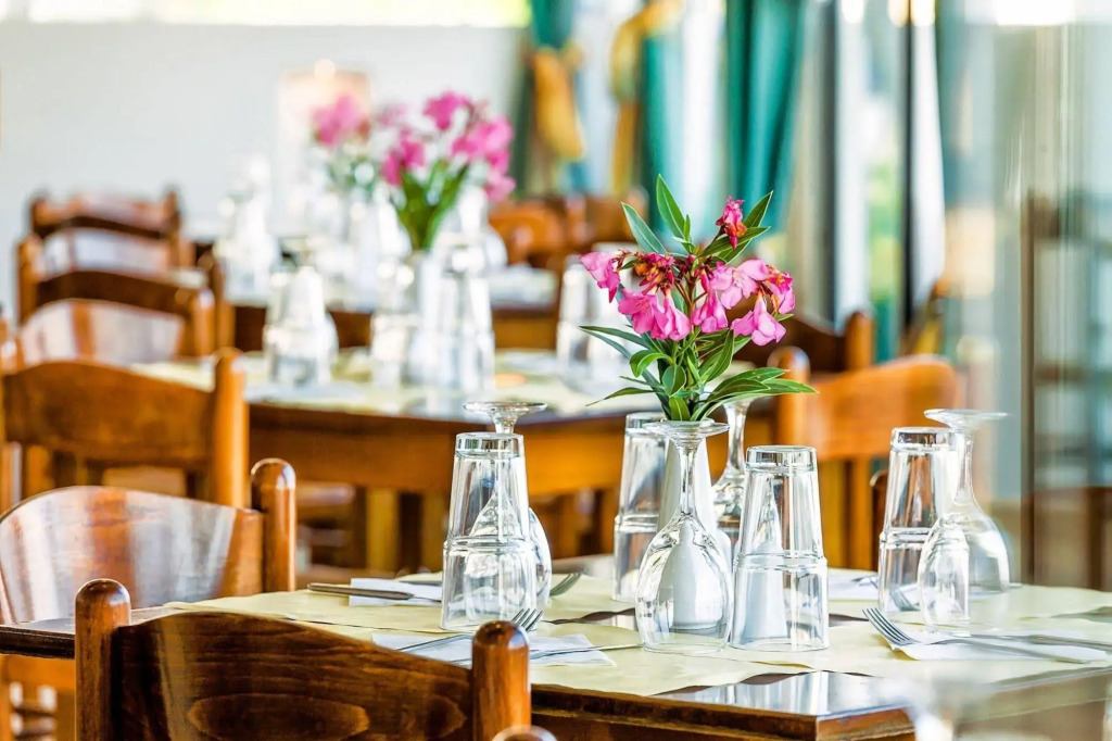 Xenios Dolphin Beach Hotel