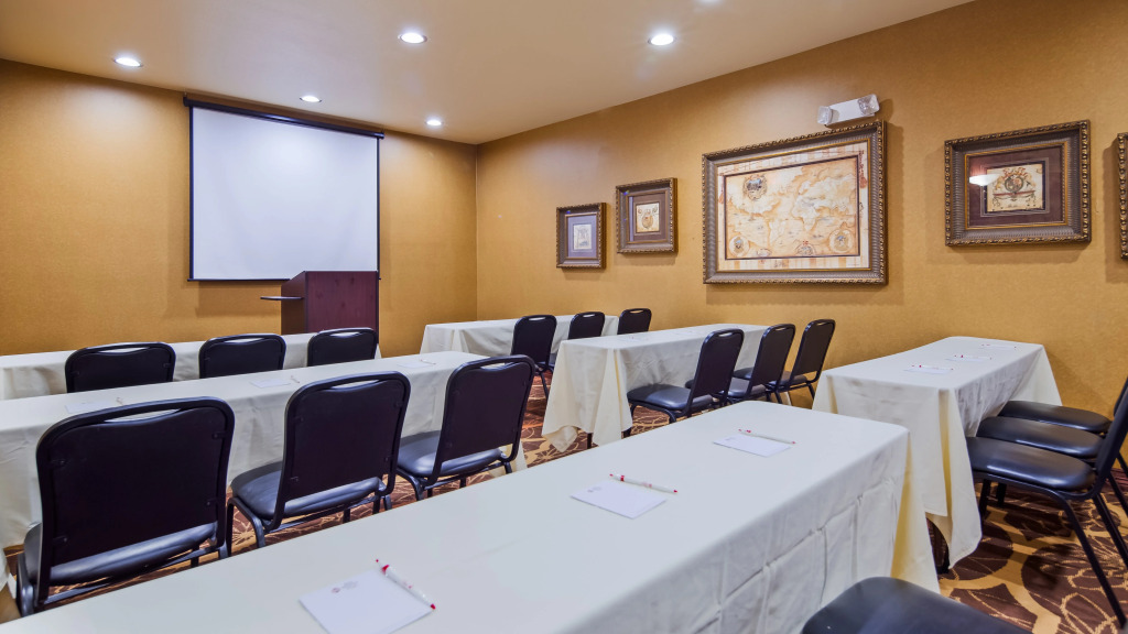 Best Western Plus Crown Colony Inn & Suites