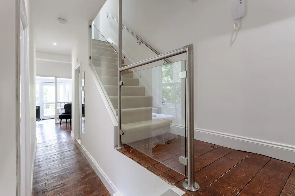 Modern 2 Bedroom in Queens Park With Garden