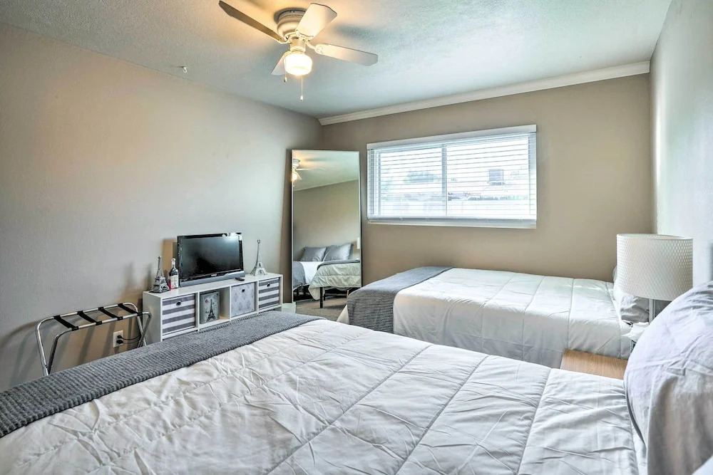 1 Mi to Old Town Scottsdale: Home w/ Putting Green