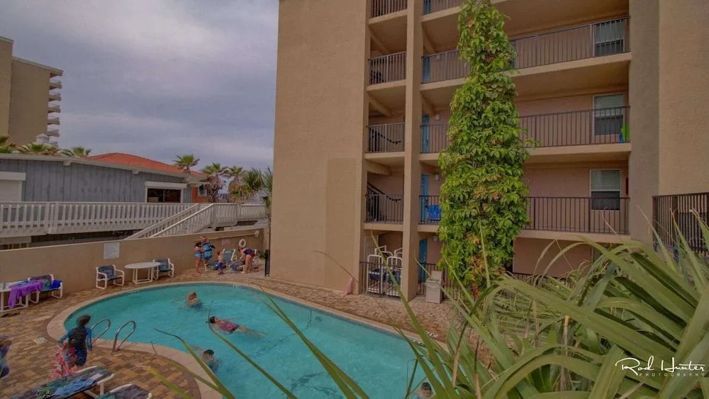 Seagull 101 Minium 3 Bedroom Condo by RedAwning