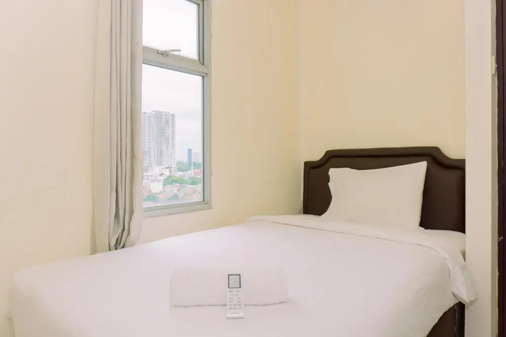 Modern Look And Homey 2Br At Great Western Resort Apartment