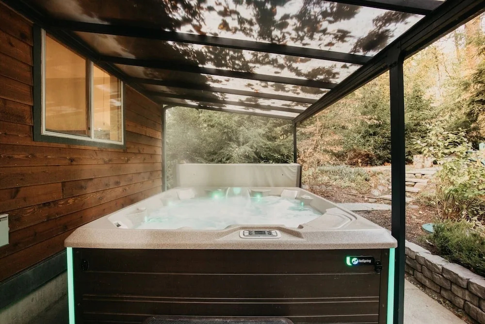 65gs - Hot Tub - Wi-fi - Pets Ok - Bbq 3 Bedroom Home by Redawning