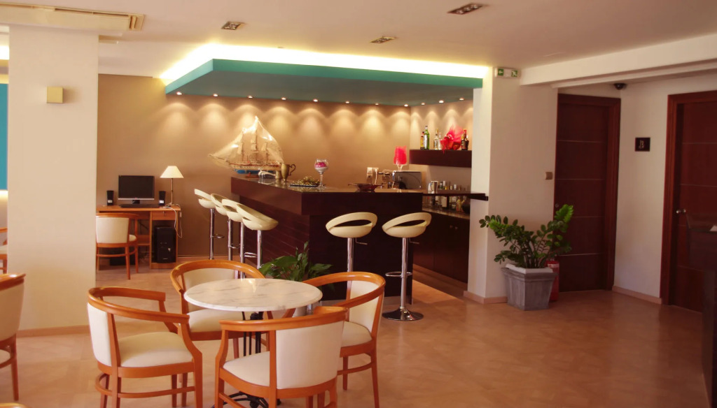 Saronis Hotel