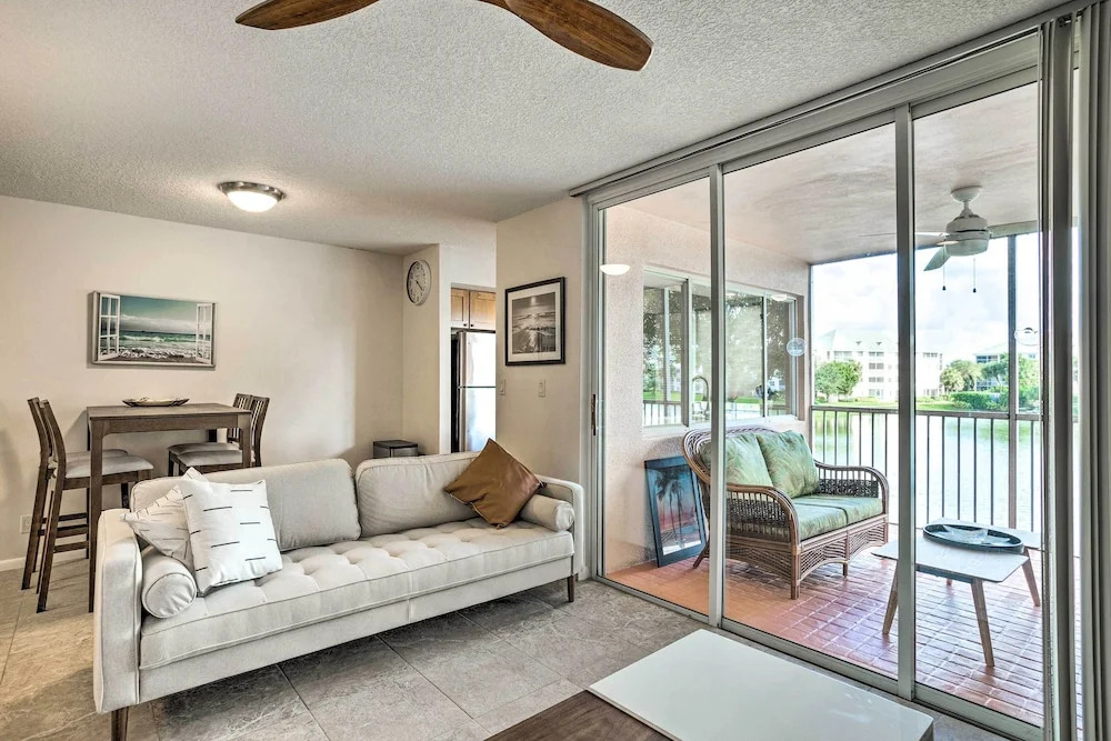 Jupiter Bay Condo w/ Pool < Half Mile to Beach!
