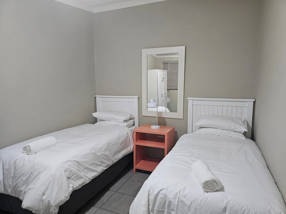 Amberdale Estate Self Catering - Twin rooms with shared external bathroom and lounge
