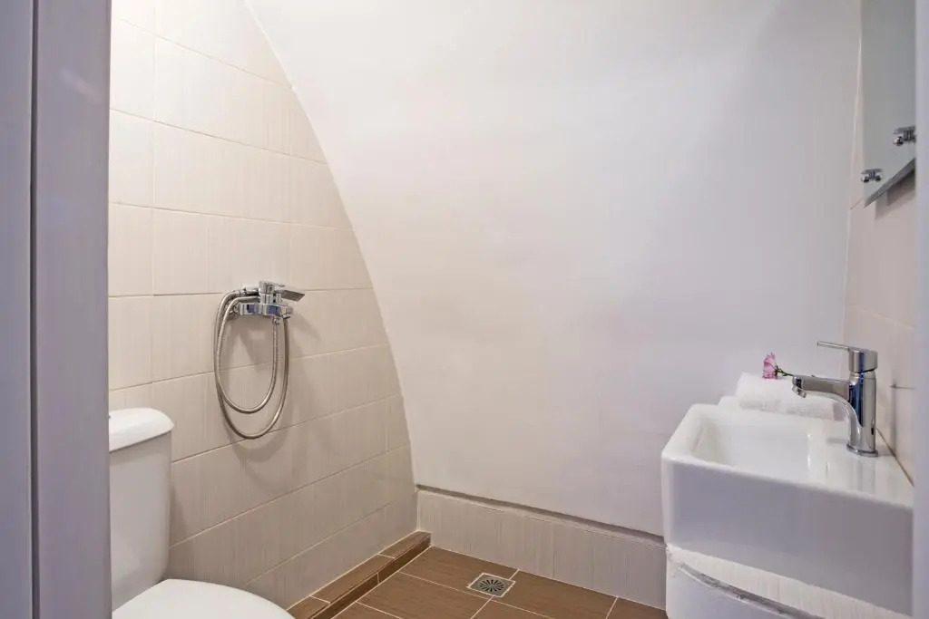 Birds Villa Apartments with Heated Pool - Including Car and Breakfast