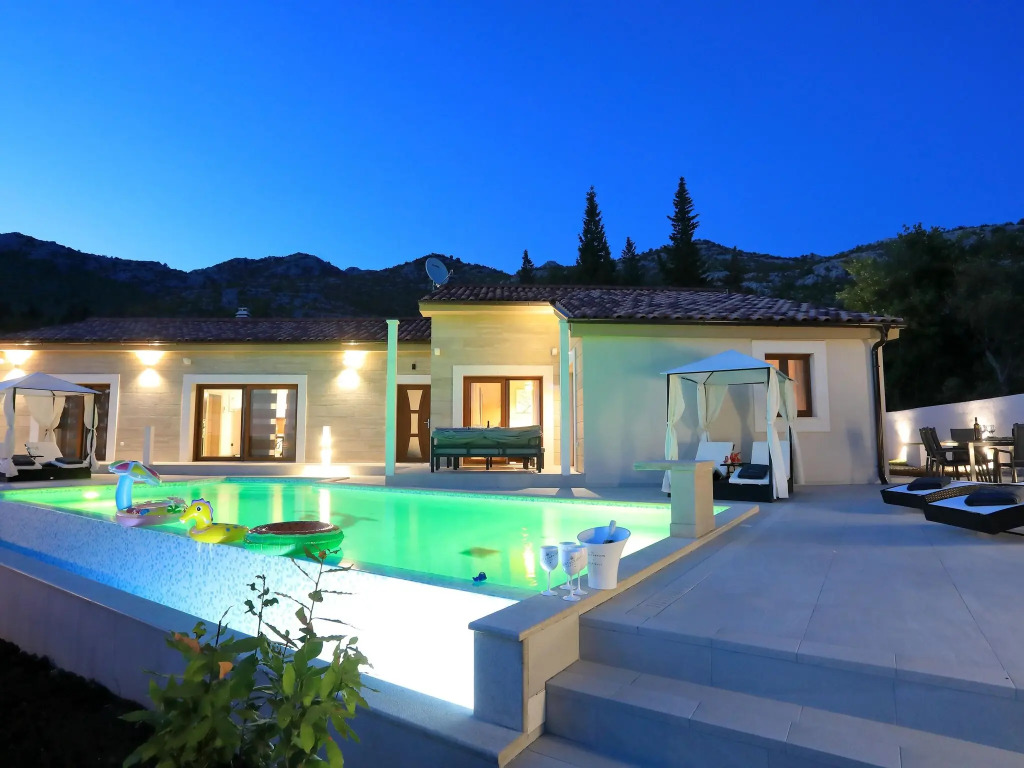 Amazing villa with pool and sea view surrounded by nature