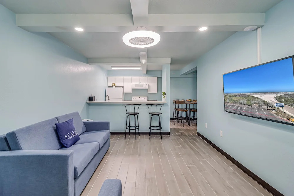 Seaside Boutique Hotel, Waves At Your Doorstep