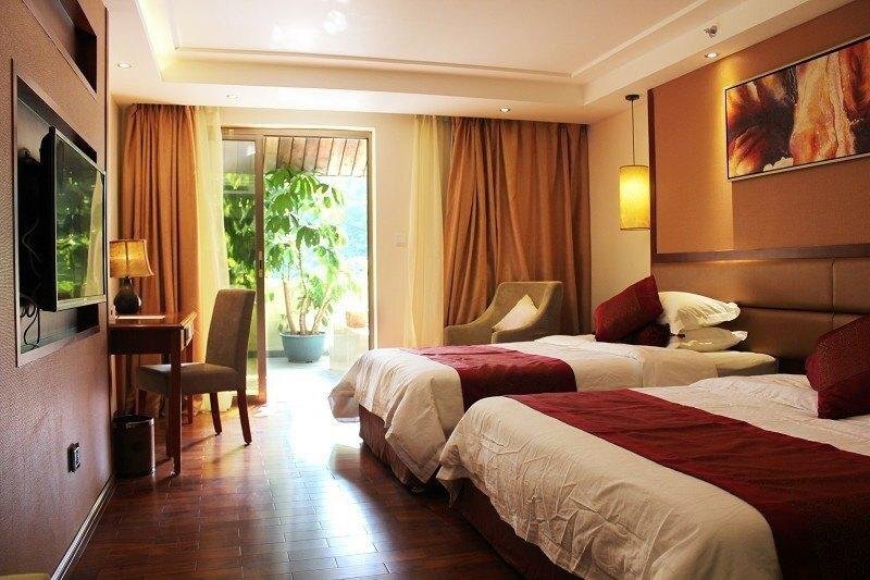 Yihua Riverview Hot Spring Holiday Hotel