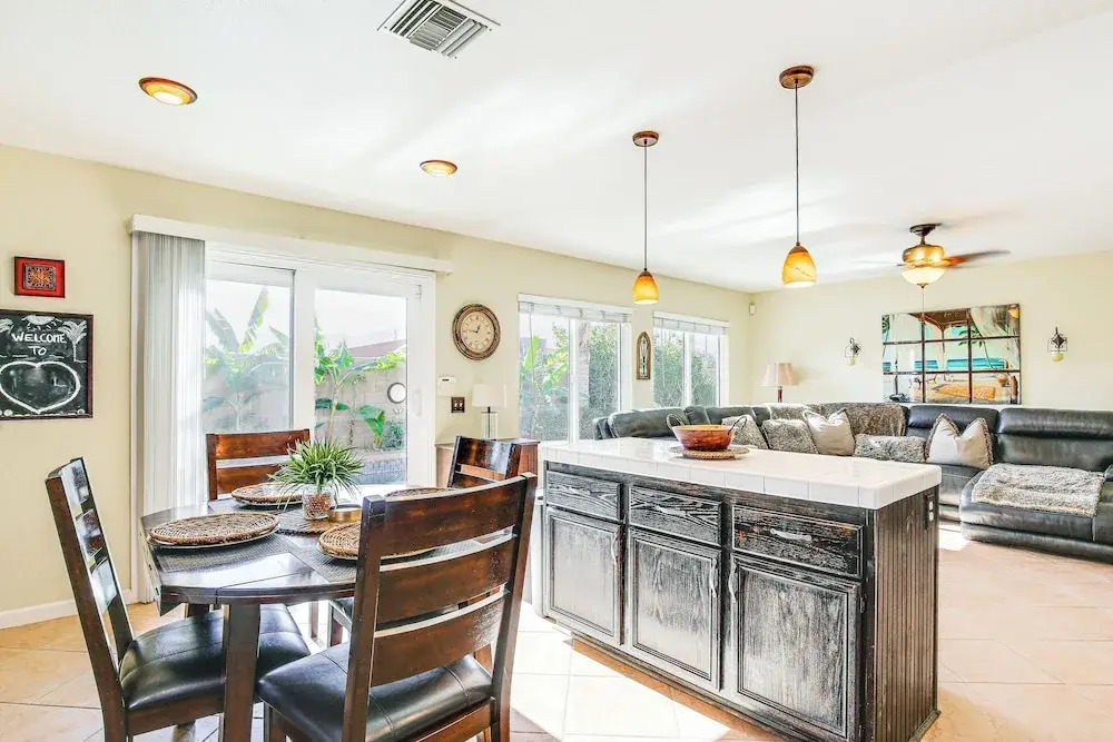 Hot Tub, Bar & Outdoor Kitchen: Chic Indio Retreat
