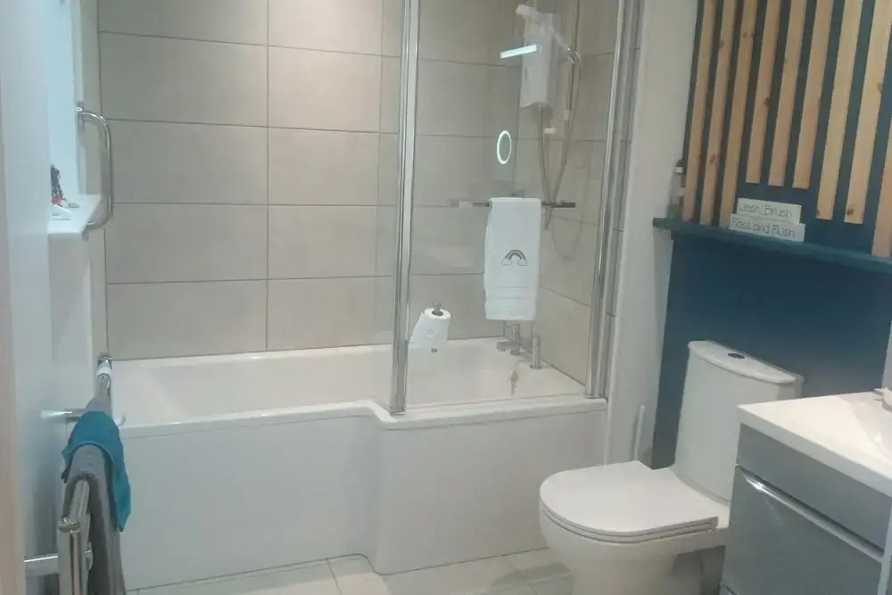 2 Bed Cottage Sleeps 4 -Private Garden -Pets Okay