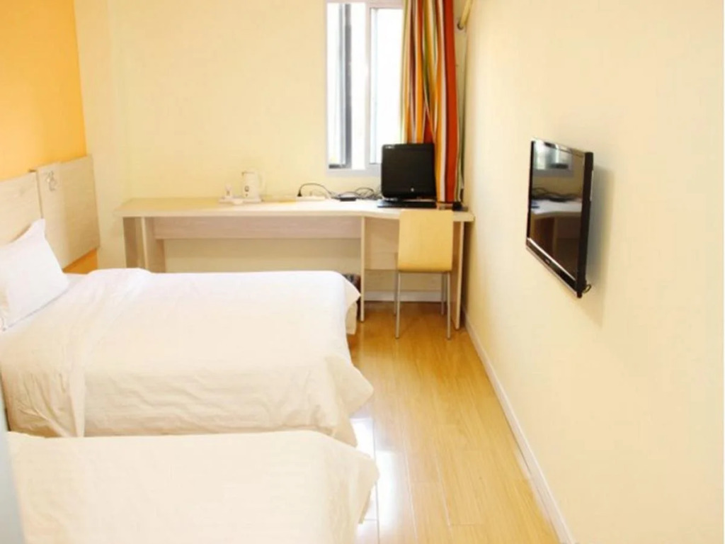 7Days Inn Wuhan Guanggu Walking Street Baoli Garden Branch