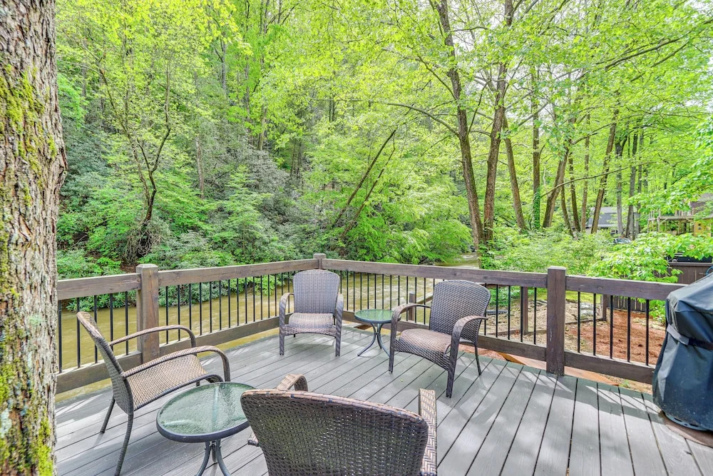 Deck & Fire Pit Bliss: Mountaintown Creek Cottage!
