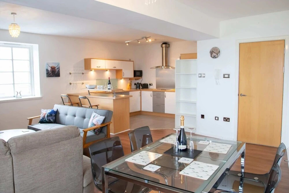 Spacious Flat In Converted Sugar Store