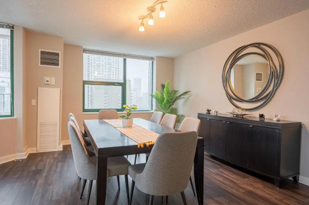3BR 2BA Captivating Penthouse with Views Pool & Gym