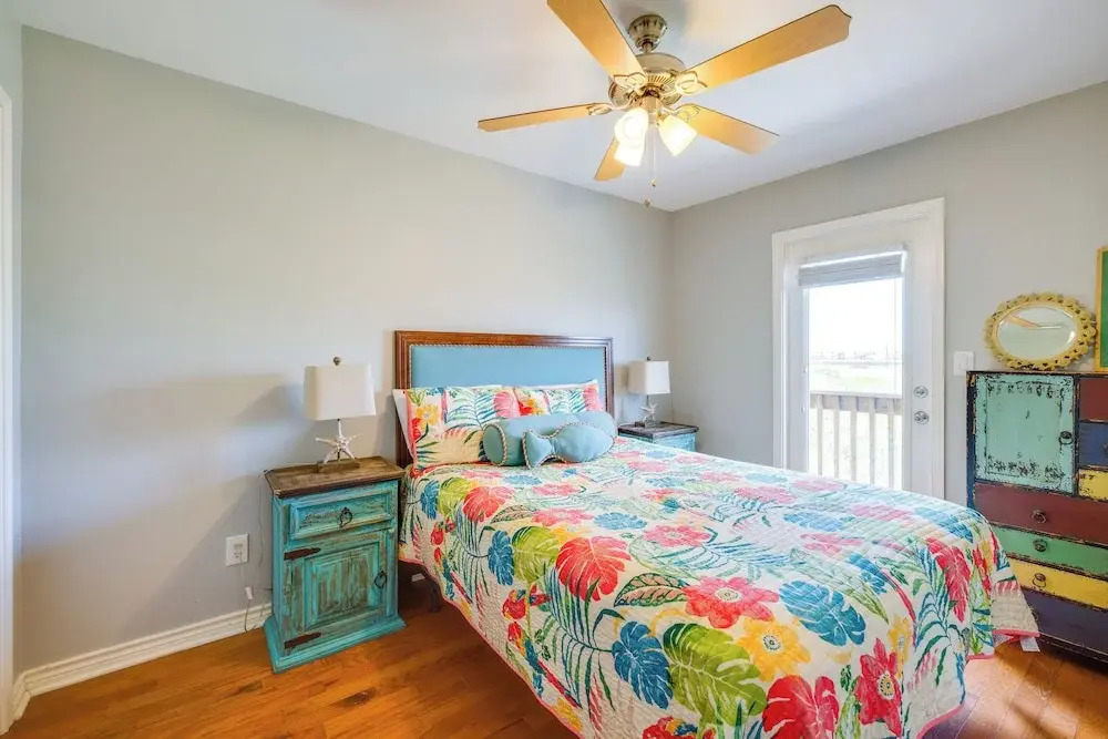 Steps to Beach & Pool Access: Port Aransas Condo