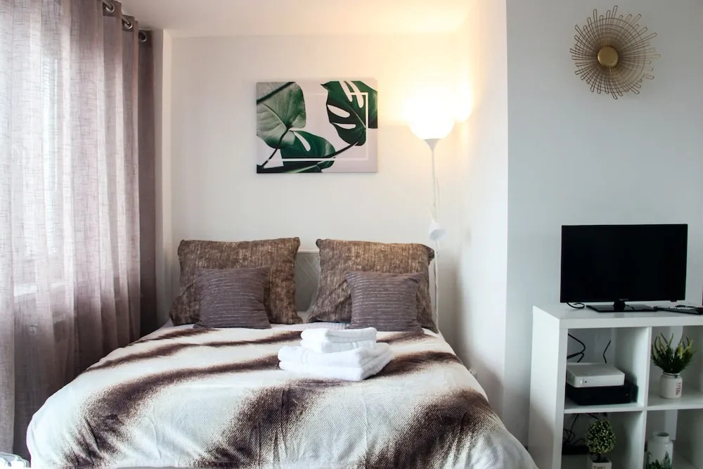 Sunny City Center Apartment