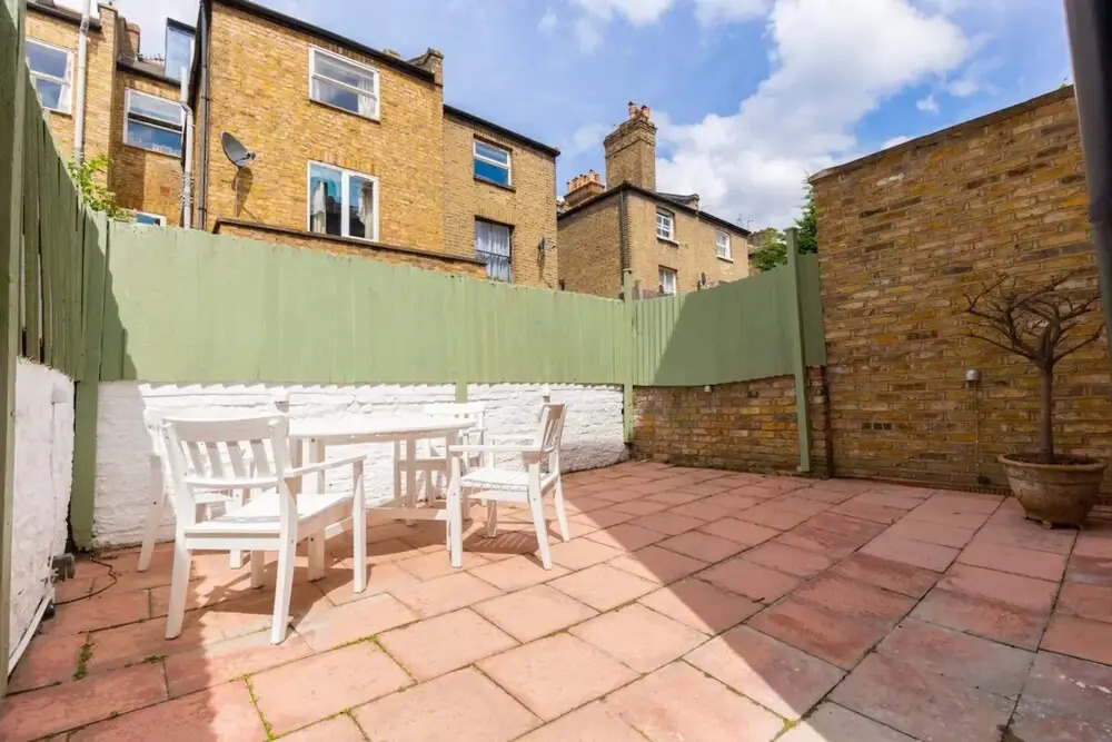 Eclectic 2 Bedroom Victorian era Apartment in Oval