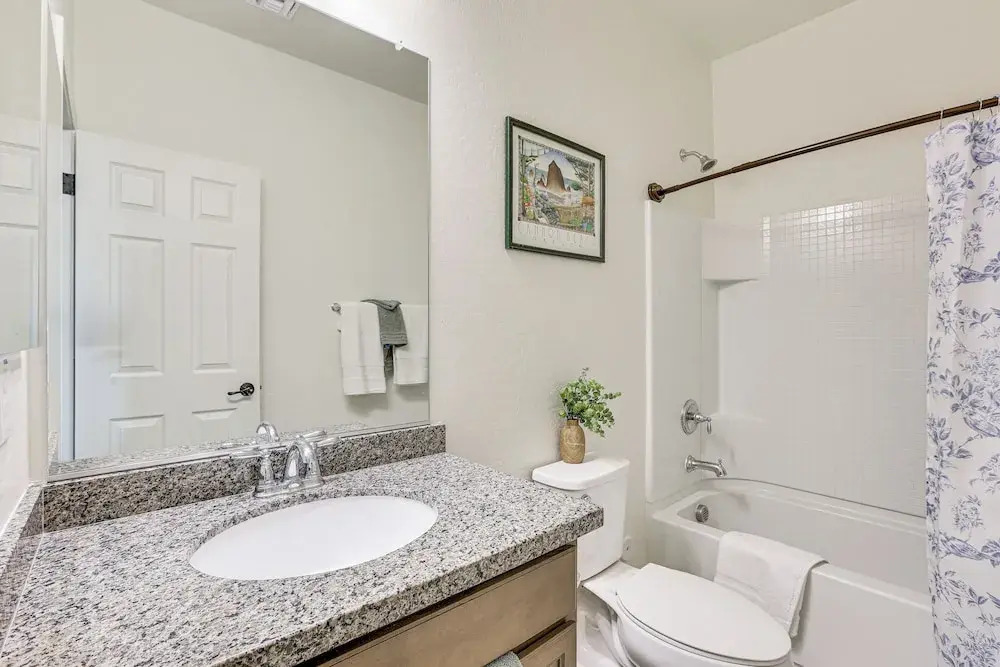 7 Mi to State Farm Stadium: Pet-friendly Retreat!