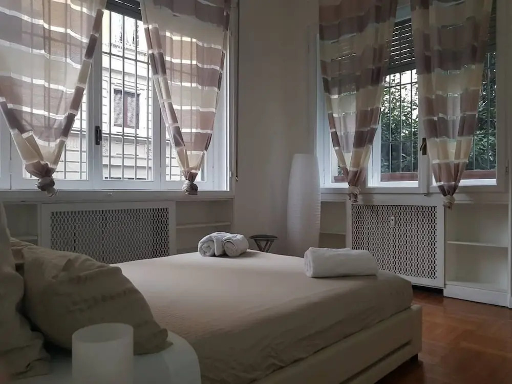 Exclusive 4 Bedrooms Apartment in Milan Center