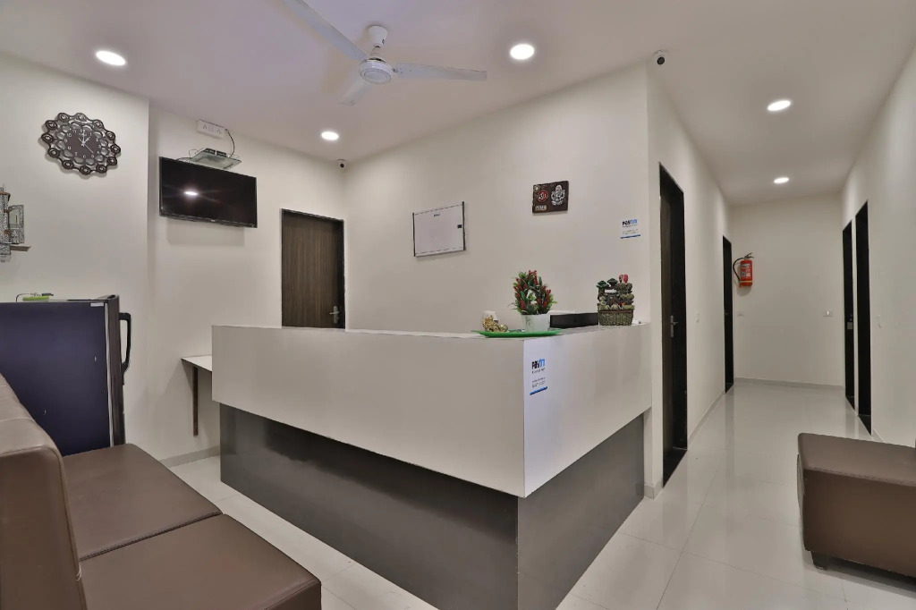OYO 42957 Hotel Radhanand