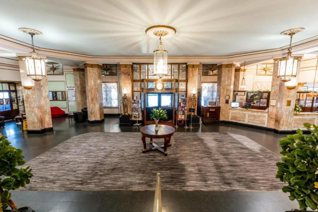Adelphi Hotel