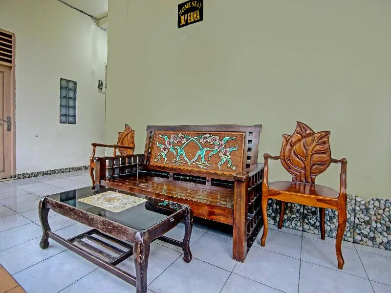 OYO Life 91268 Homestay Bu Erma Syariah