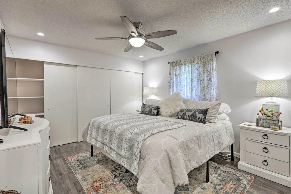 Renovated Cottage w/ Fire Pit in Munds Park!