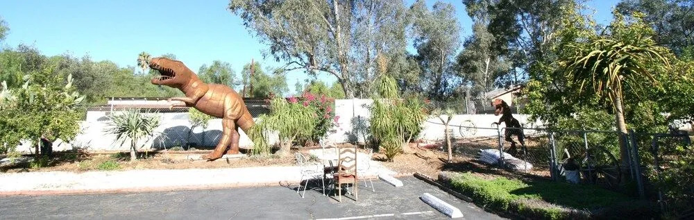 HARRYS MAN CAVE - A Vintage Motel on the Historic 395 route - The New Star Motel Experience