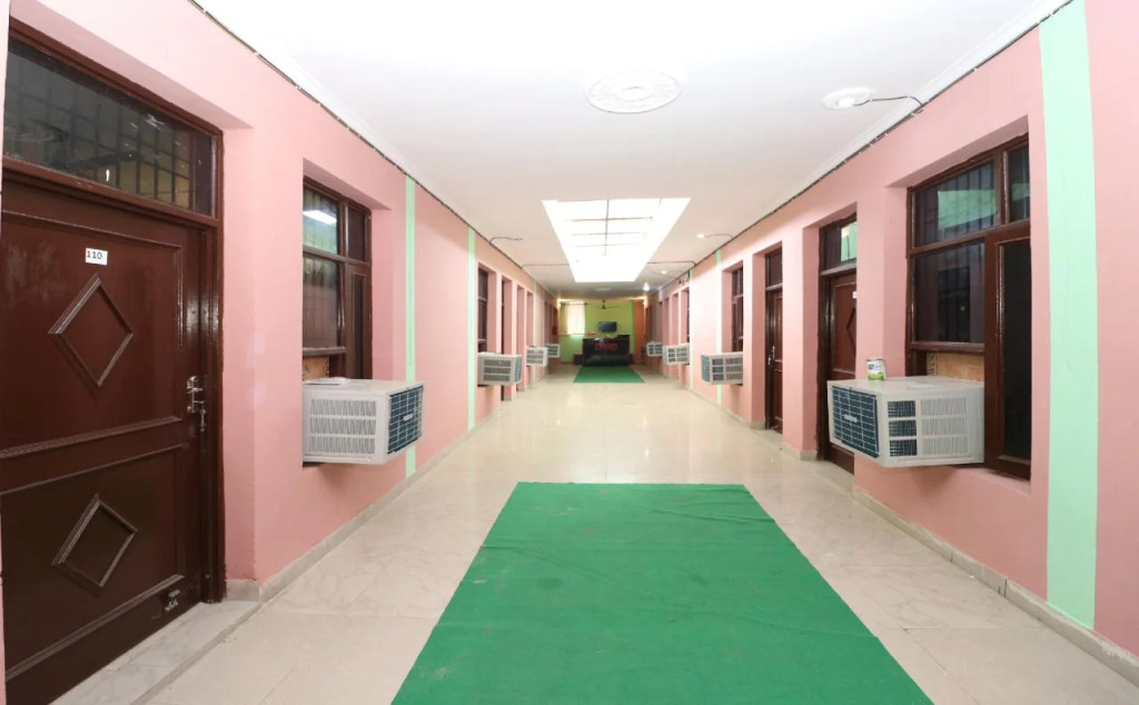Oyo 28325 Dhillon Residency