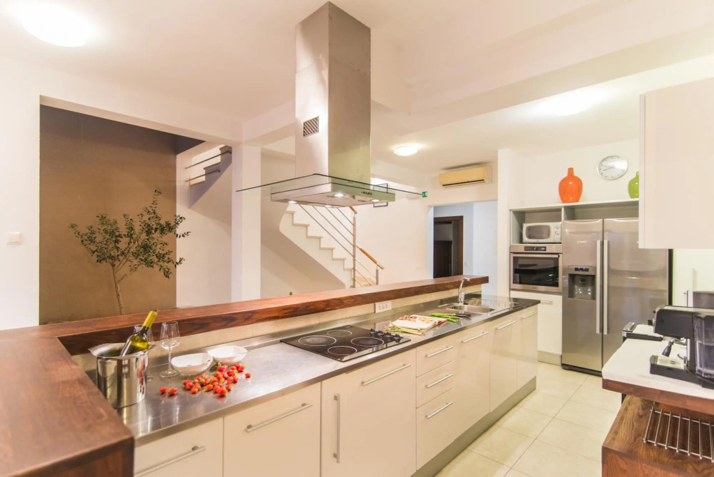 Gumonca in Supetar with 6 bedrooms and 5 bathrooms