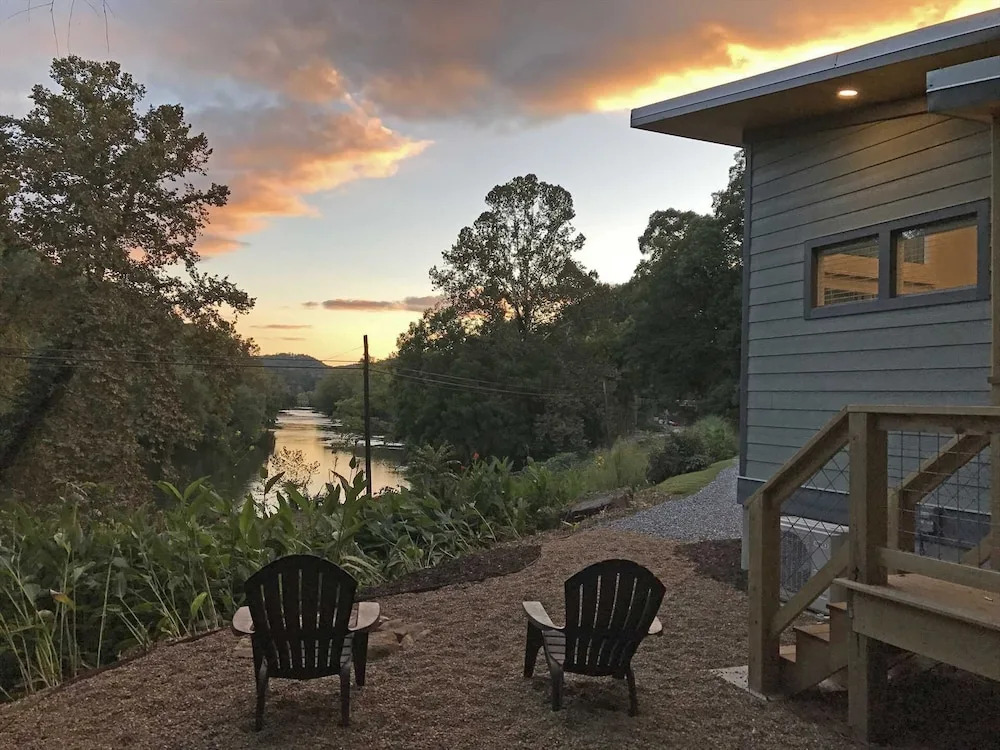 Time Flies on the River 1 Bedroom 1 Bathroom Cabin