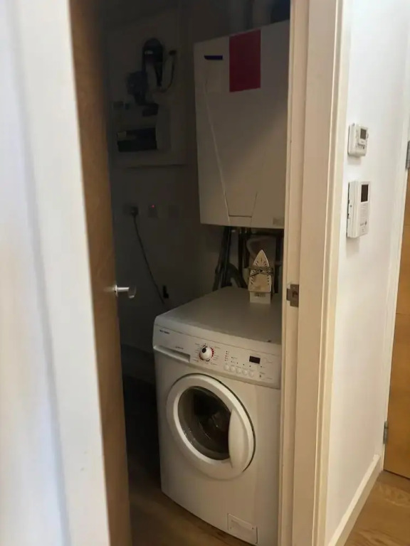 Spacious one bed Quartermile Apartment With Breathtaking Park Views - V Central