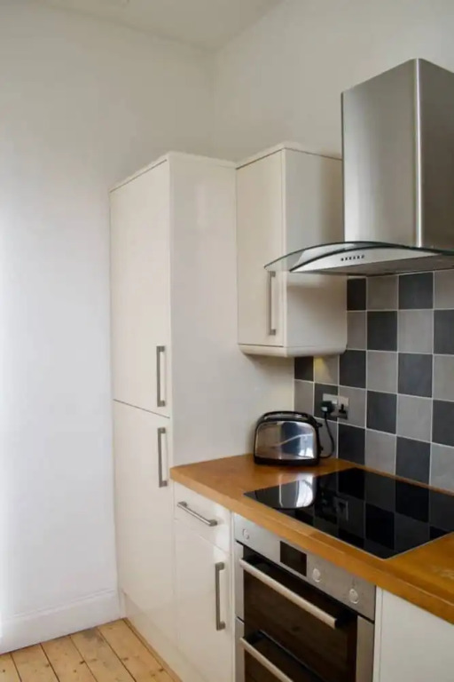 Quiet 2 Bedroom Apartment close to the City Centre